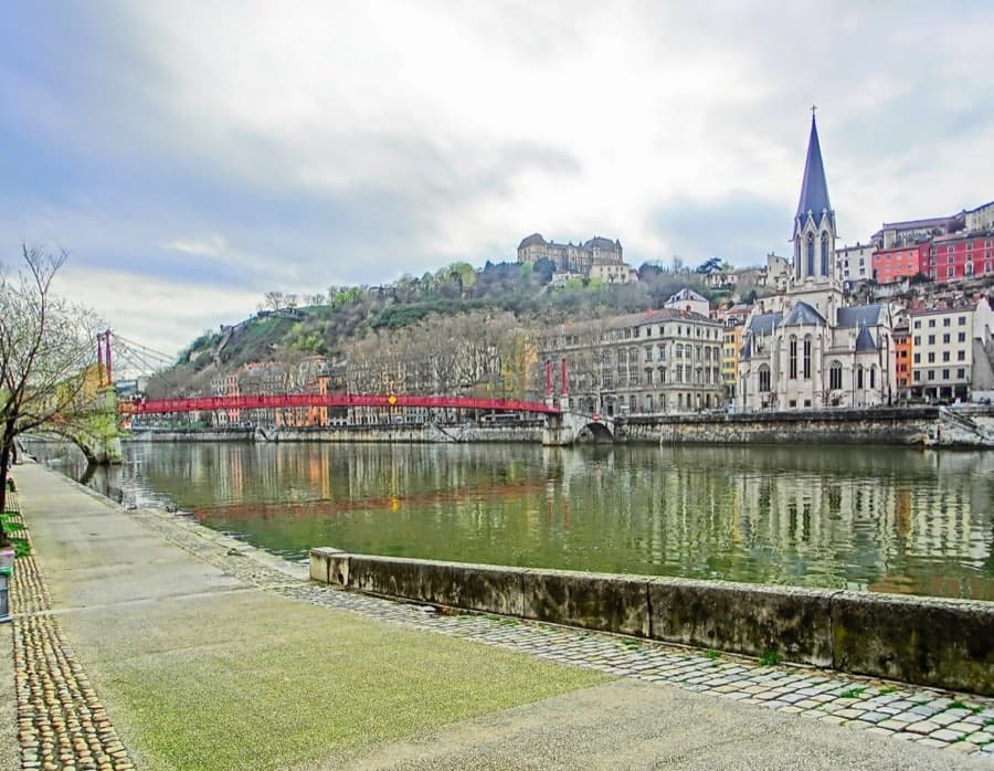 Quais de Saône et église Saint-Georges, à Lyon
