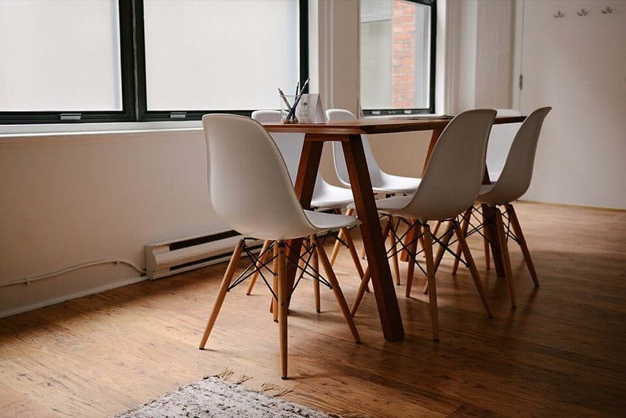 Table et chaises d’une salle de réunion lumineuse