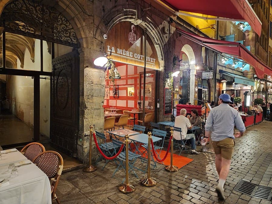 Terrasse d’un bouchon lyonnais, rue Mercière